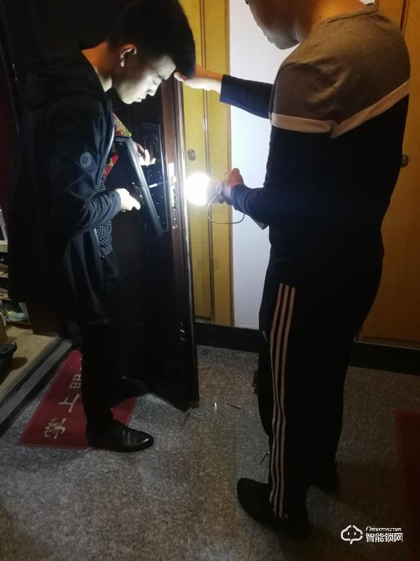 德施曼指纹锁怎么样？阿里云智能锁、小嘀T7、小嘀指纹锁V5测评