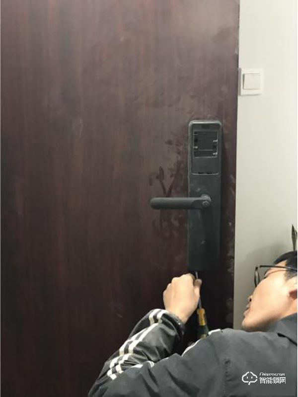 智能门锁小米有品定制版测评：简约而不简单！是家的安全官！