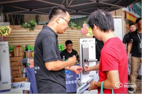 心安“锁”得 | 杨格智能锁走进社区 ，引发换锁热潮