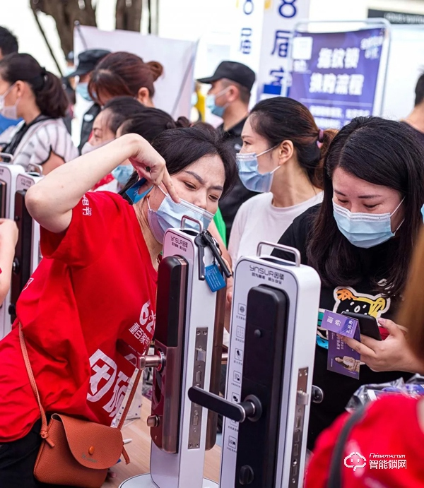 重庆百货电器618大卖！解放碑上演万人排队抢购因硕智能锁！