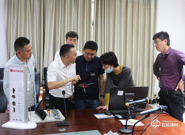 泽信集团领导一行莅临樱花智能锁考察交流