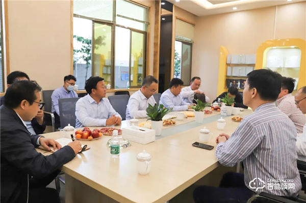 宁夏海原县县委领导一行参观考察皇家金盾人脸锁生产基地