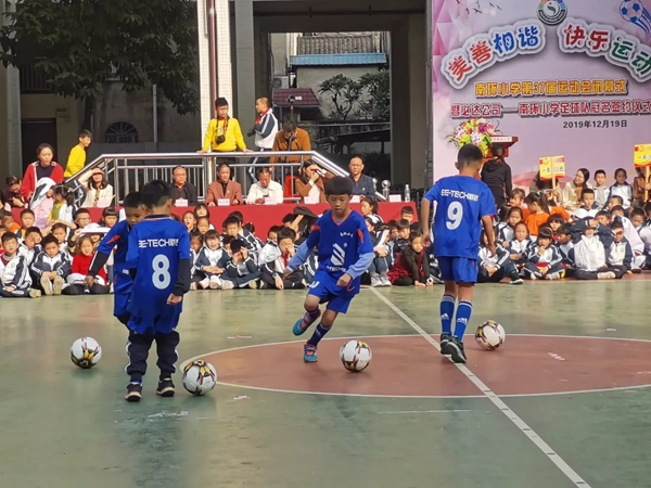 必达连续三年赞助南环小学足球队