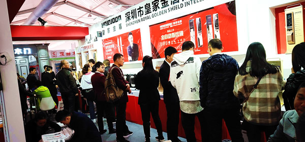 展会直击｜皇家金盾智能锁“爆红”北京门博会