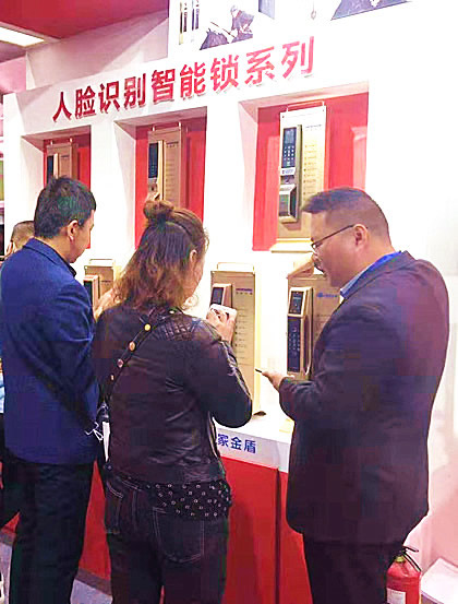展会直击｜皇家金盾智能锁“爆红”北京门博会