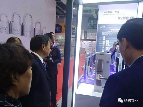 杨格智能锁震撼亮相中国国际五金展